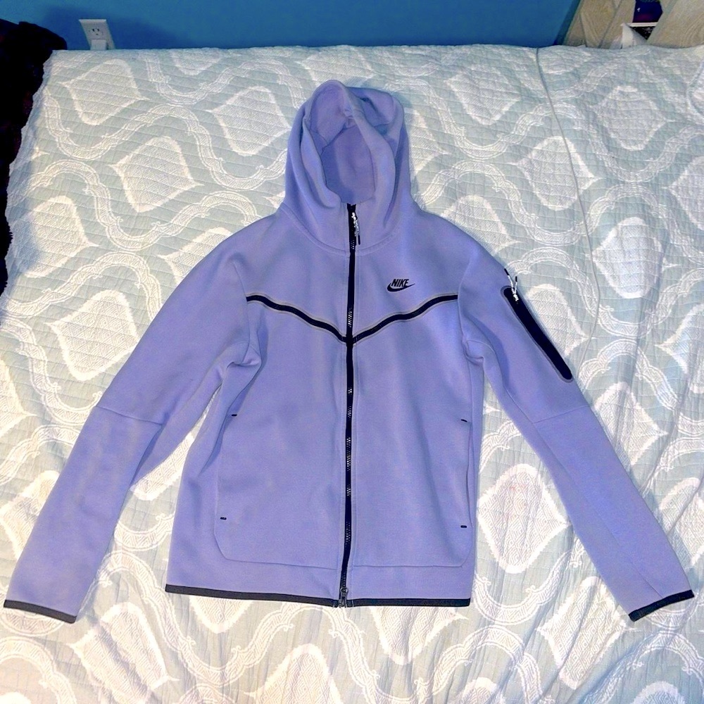 Size small light purple Nike tech